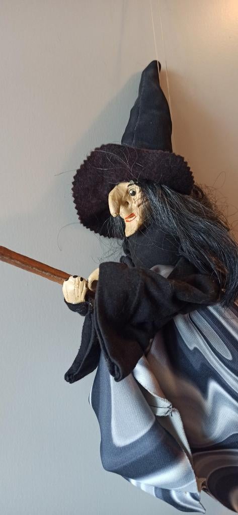 Sorcière à suspendre de 30 cm sur 50 cm de haut, Collections, Enlèvement