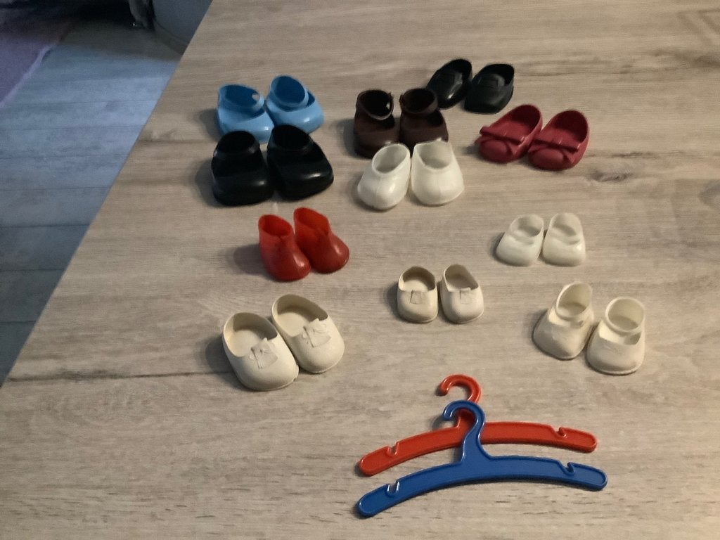 Verschillende poppenschoentjes en kapstokjes, Verzamelen, Ophalen of Verzenden, Zo goed als nieuw