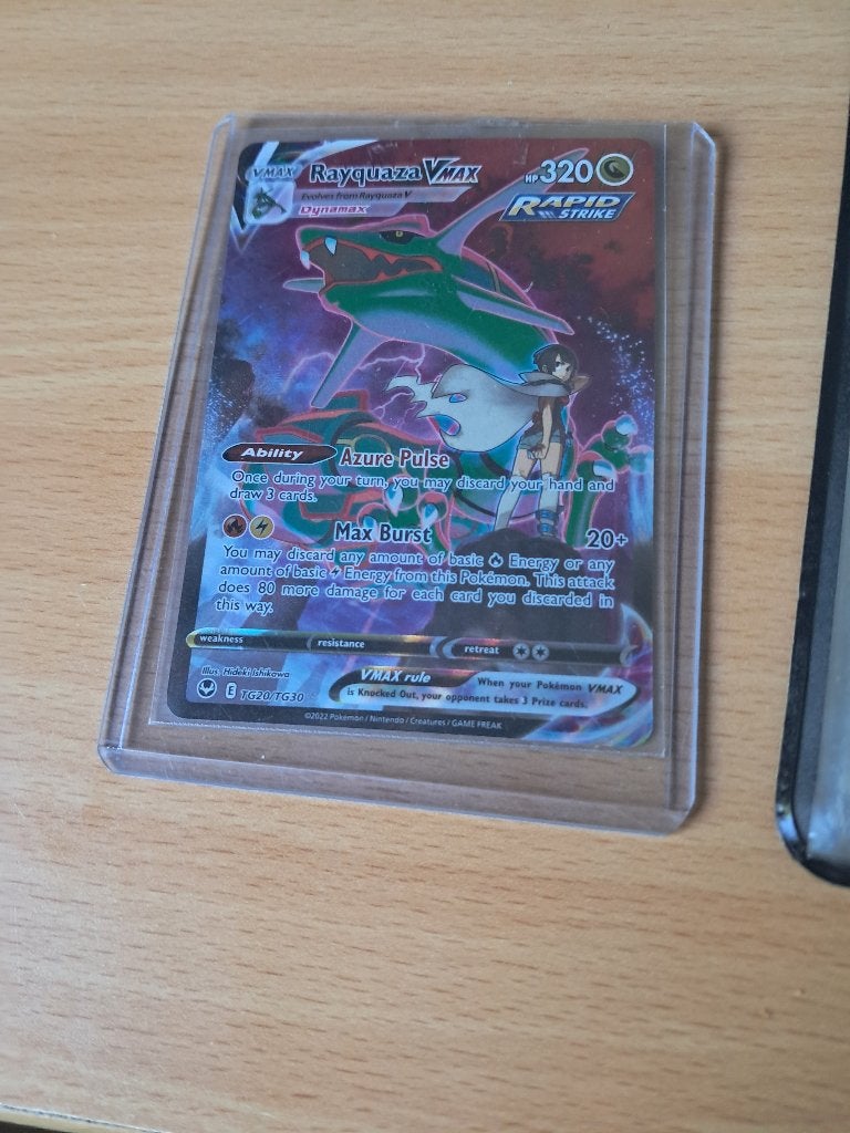 Pokémon kaart! (Rayquaza Vmax) rond 260 waard, Enlèvement ou Envoi, Comme neuf, Cartes en vrac, Foil
