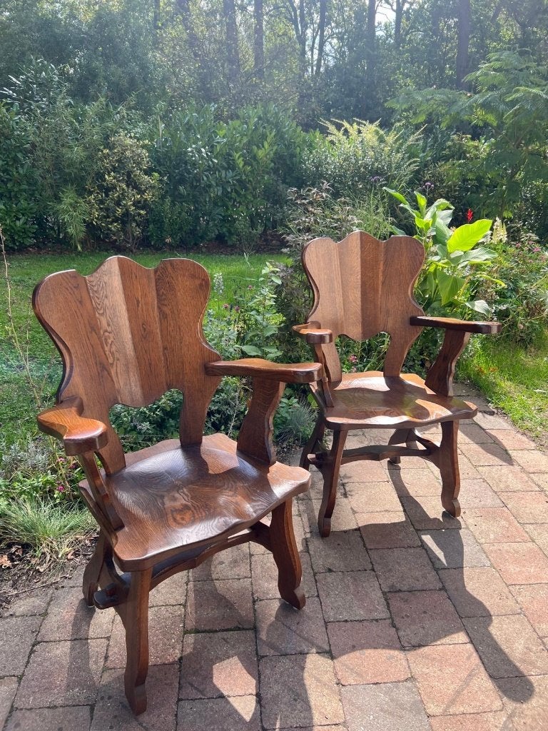 Oirschotse armstoelen – brutalistische stoelen massief eiken, Huis en Inrichting, Ophalen, Twee, Bruin, Zo goed als nieuw