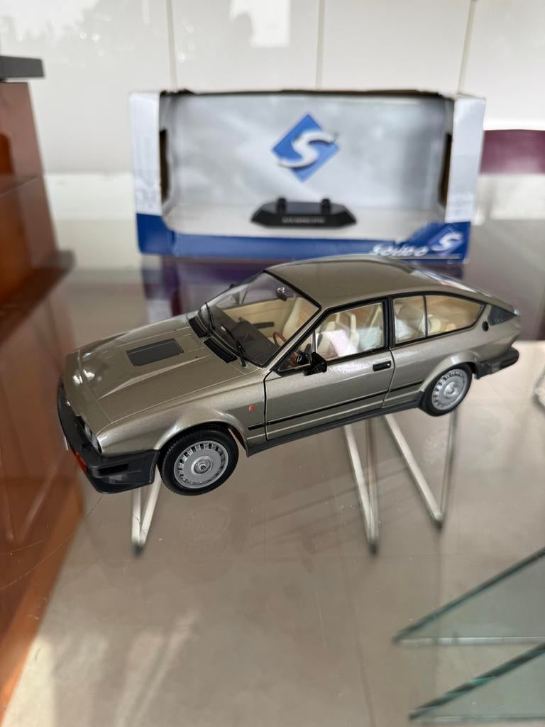 Alfa Romeo GTV6 uit 1984, schaal 1/18 nikkel, Ophalen of Verzenden, Zo goed als nieuw, Auto, Solido