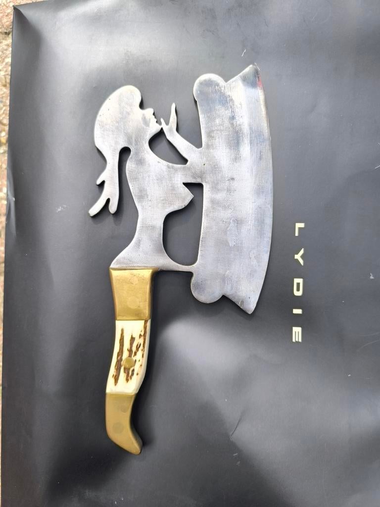 handgemaakt hakmes met bronzen handvat, Enlèvement