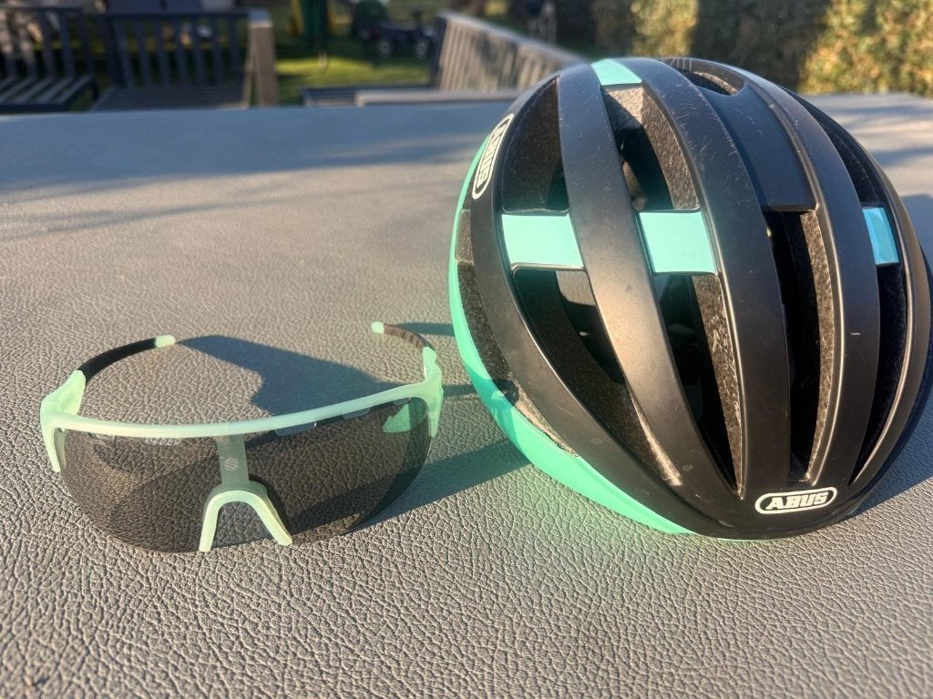 fietshelm en bril, Enlèvement