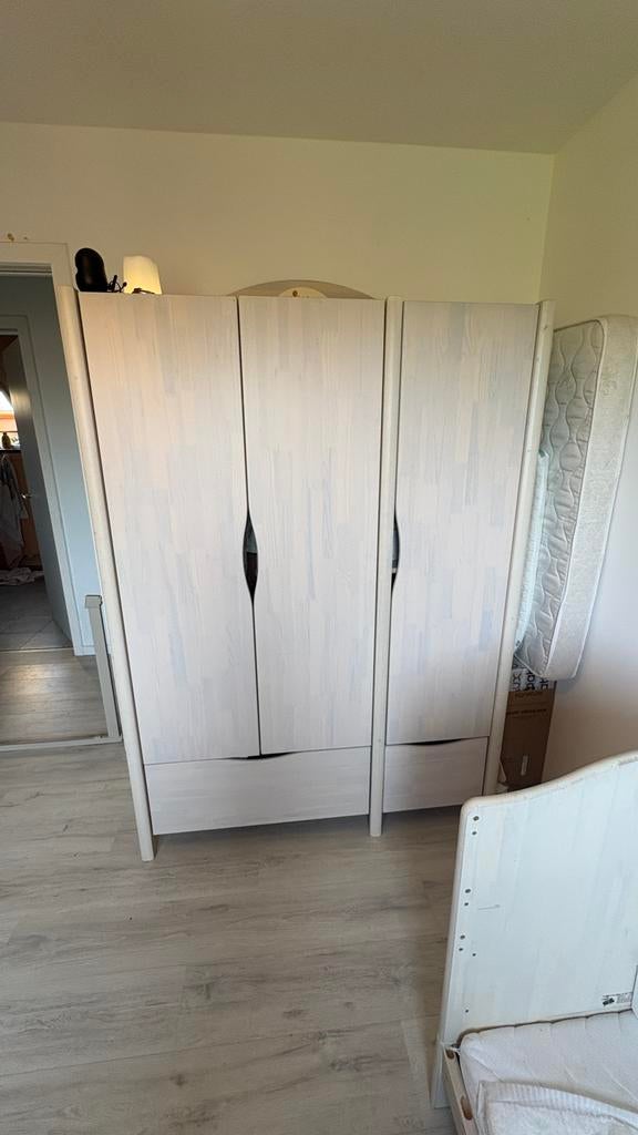 Disney kleerkast, Enlèvement, Comme neuf