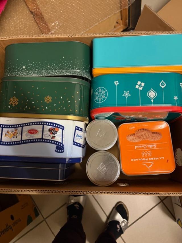 Gratis af te halen doos met allerlei blikken, Ophalen, Zo goed als nieuw