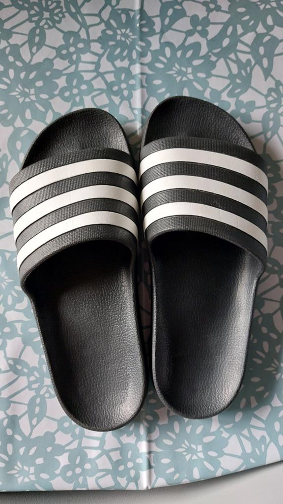Slippers Adidas maat 39, Kleding | Dames, Schoenen, Adidas, Zwart, Zo goed als nieuw, Ophalen