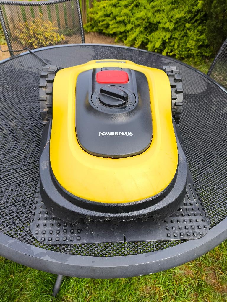 Robotmaaier Powerplus 1000 m2 + laadstation + oplader, Jardin & Terrasse, Tondeuses robotisées, Enlèvement, Comme neuf, Plus de 25 cm