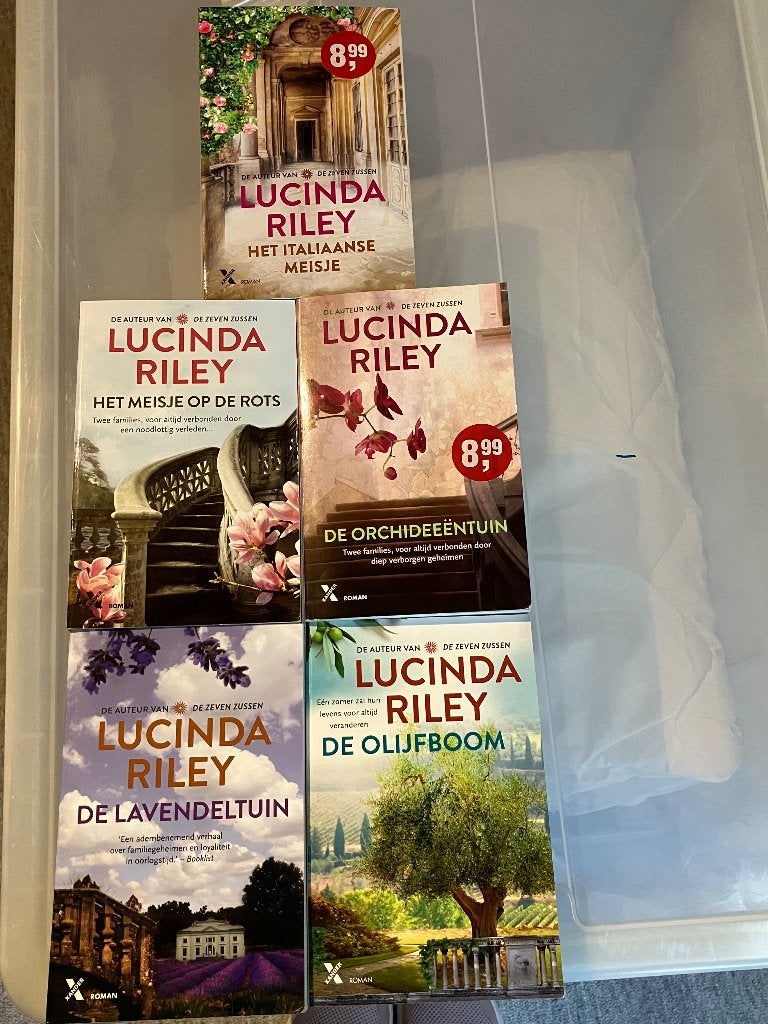 Romans Lucinda Riley, Ophalen of Verzenden, Zo goed als nieuw, Lucinda Riley