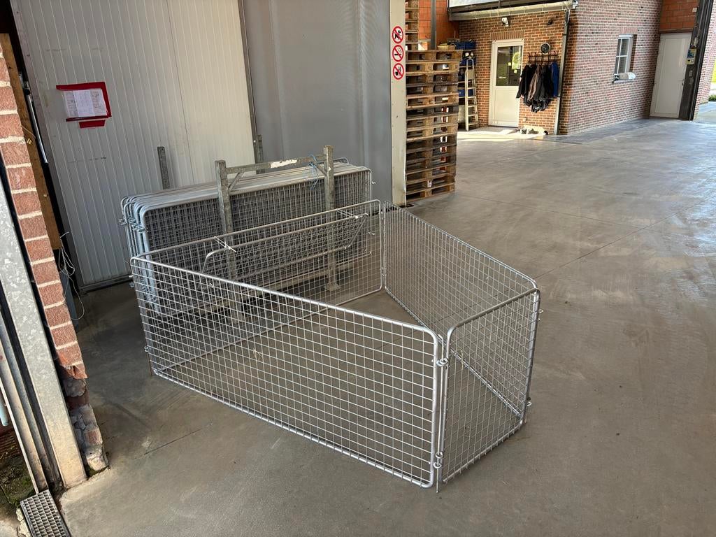 Zeer mooie lammerhokjes met hooiruif te koop