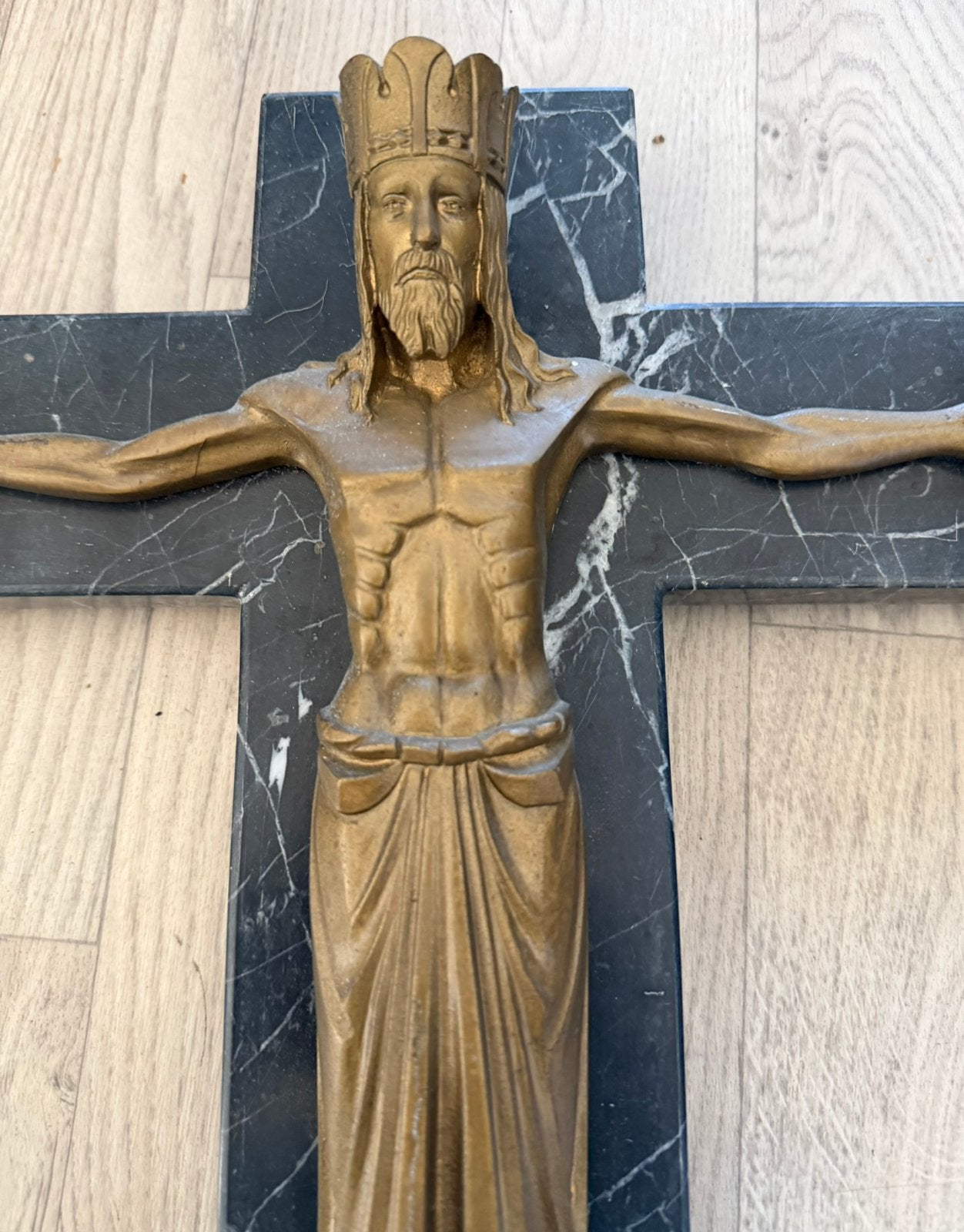 Crucifix en bronze, Enlèvement