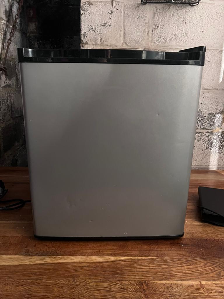 Minikoelkast, Elektronische apparatuur, Ophalen, Minder dan 75 liter, Energieklasse A of zuiniger, Zonder vriesvak