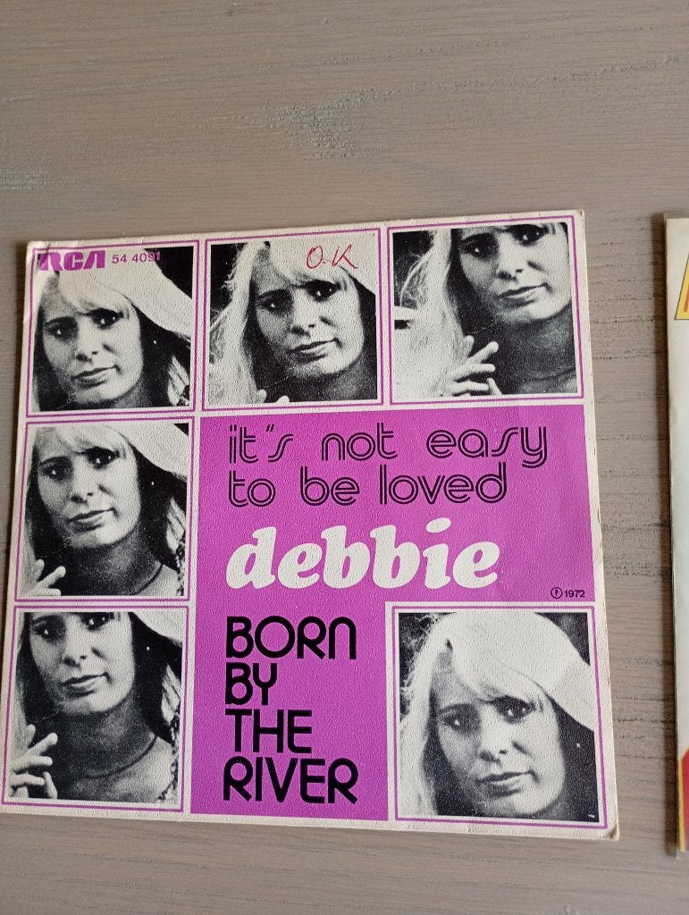 Debbie - It's not easy to be loved, Gebruikt, Verzenden, 7 inch, Fotohoes
