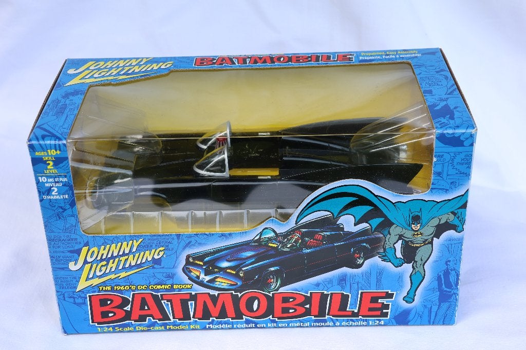BATMAN - JOHNNY LIGHTNING BATMOBILE 1960 1:24., Ophalen of Verzenden, Zo goed als nieuw, Film, Beeldje, Replica of Model