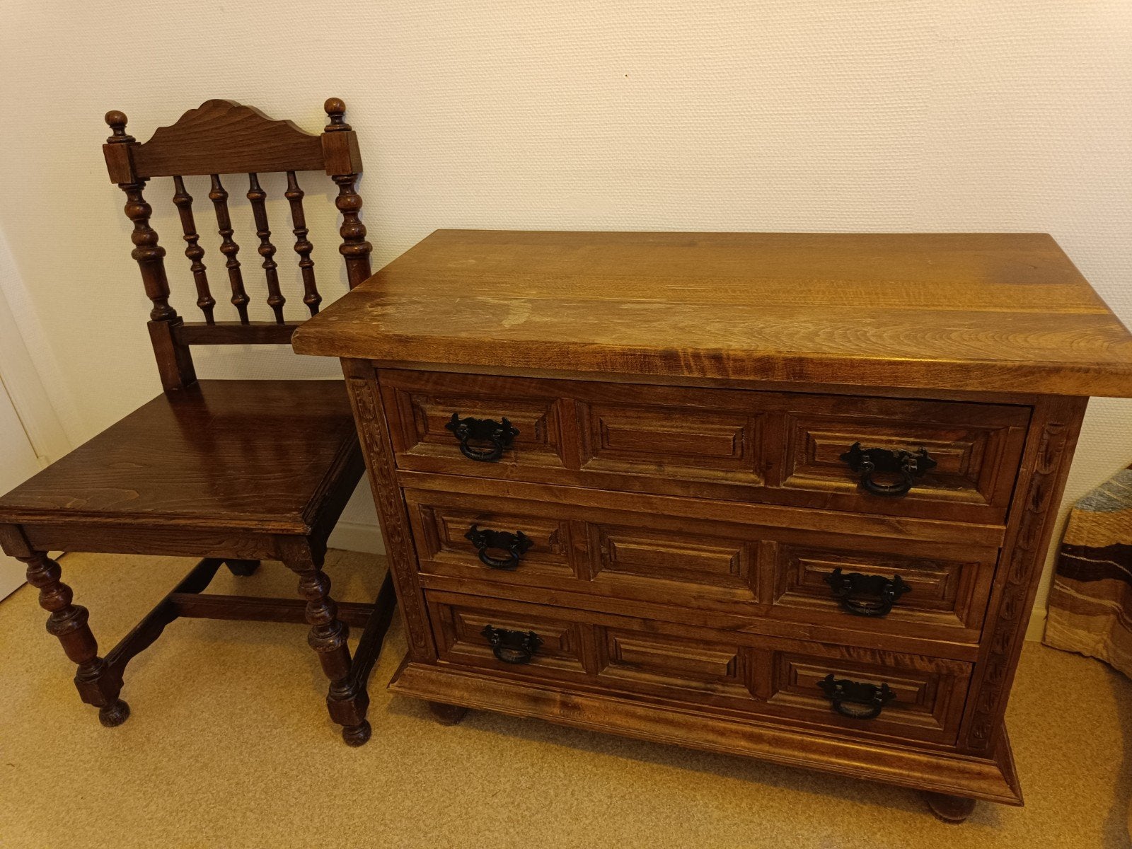 Commode et chaise style castillan, Maison & Meubles, Armoires | Commodes, 3 ou 4 tiroirs, 25 à 50 cm, Castilian, Moins de 100 cm