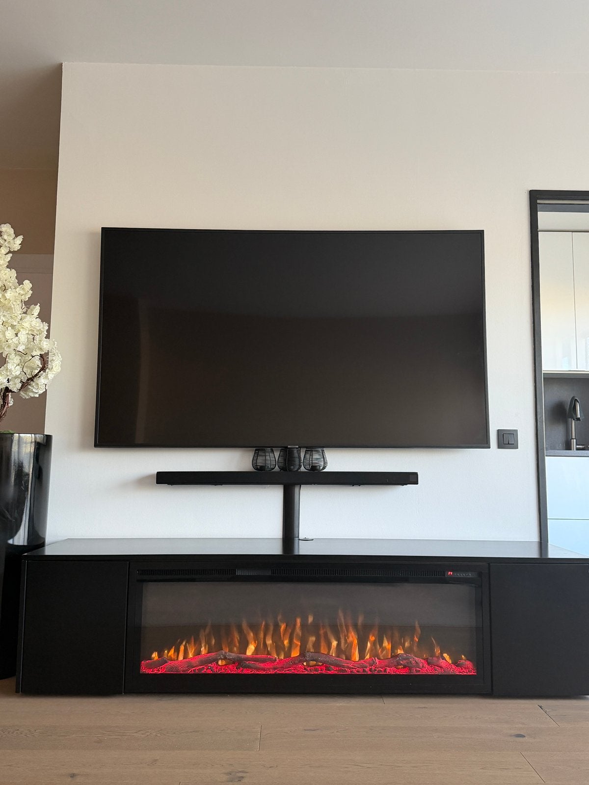 Moderne zwarte tv-kast met ingebouwde elektrische sfeerhaard, Enlèvement, Comme neuf
