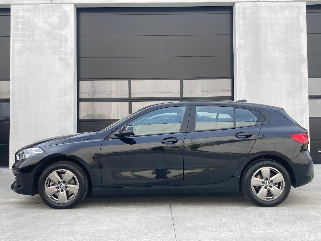 BMW 116i /LED/Sport int./.../2 Jaar Garantie, Auto's, BMW, Voorwielaandrijving, Leder en Stof, 5 deurs, 3 cilinders