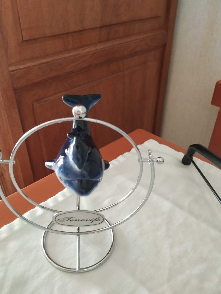 sierstukje staander met grote en kleine dolfijn van tenerief, Enlèvement ou Envoi