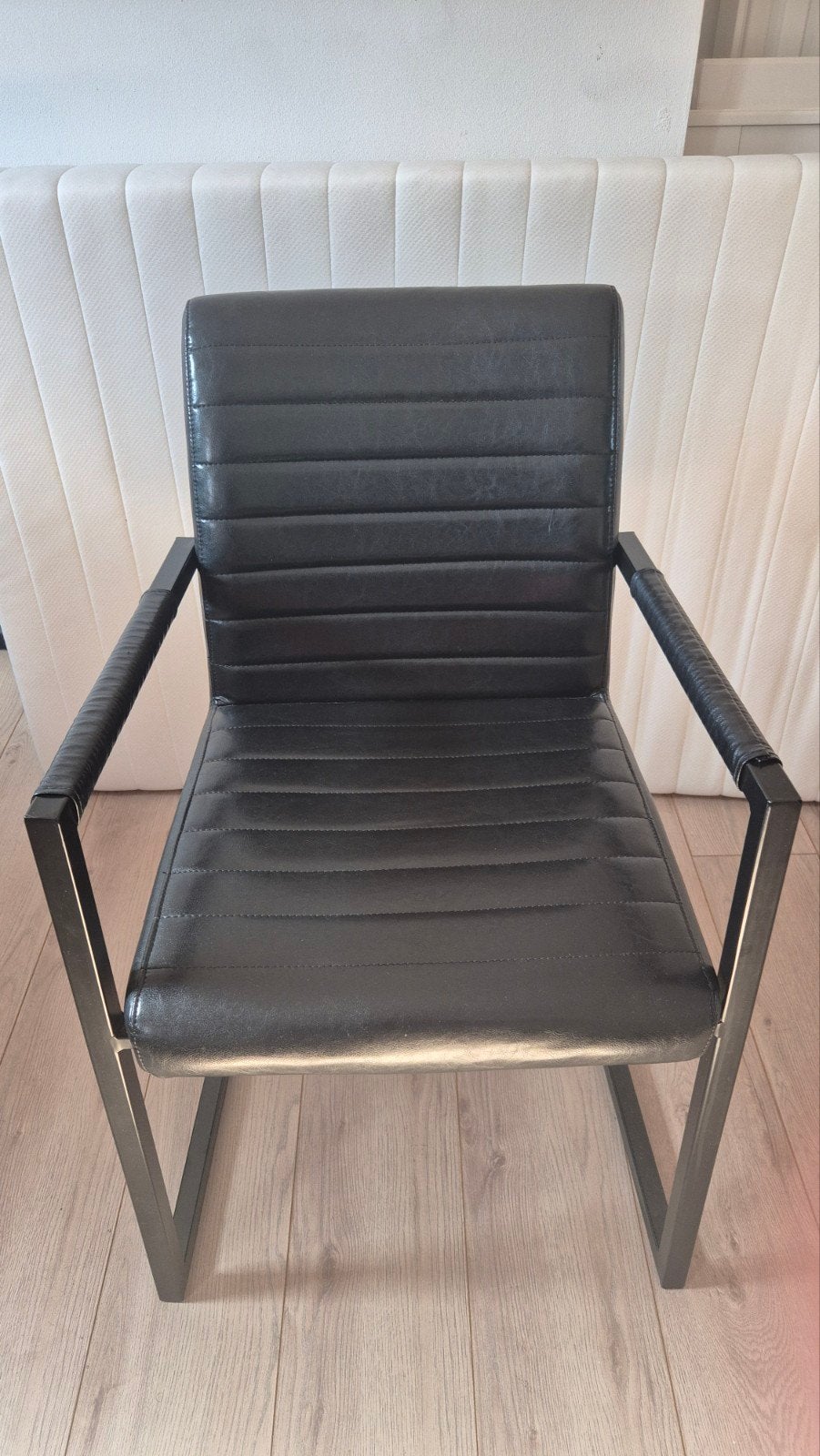 Zwarte stoel met armleuningen, Ophalen, Gebruikt, Zwart, Eén