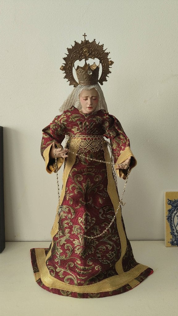 Spaans beeld dolorosa met kleedjes, Antiek en Kunst, Ophalen of Verzenden