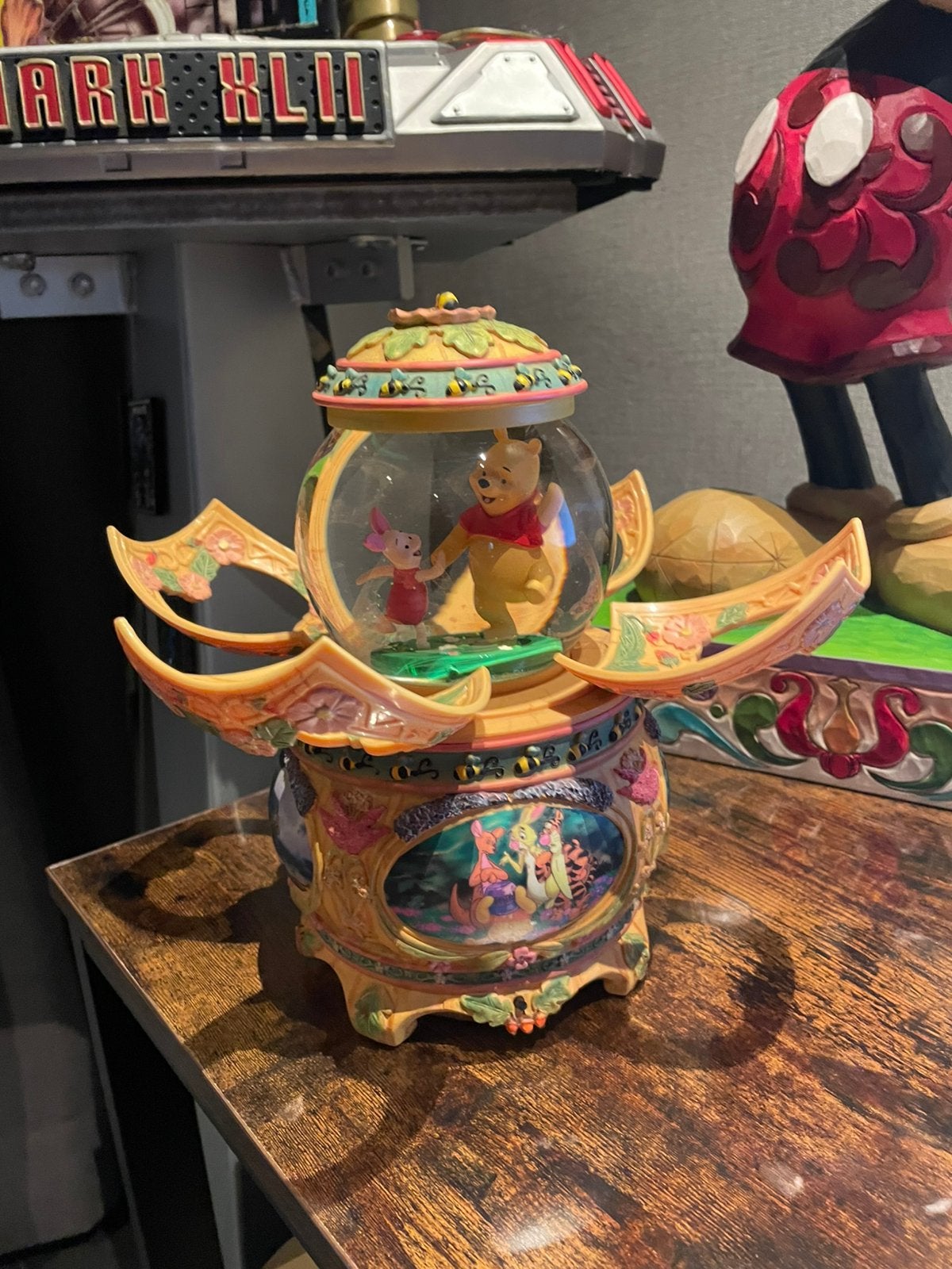 Vintage Winnie de Pooh draaiende muzikale watersneeuwbol1963, Enlèvement ou Envoi, Comme neuf, Fantasy