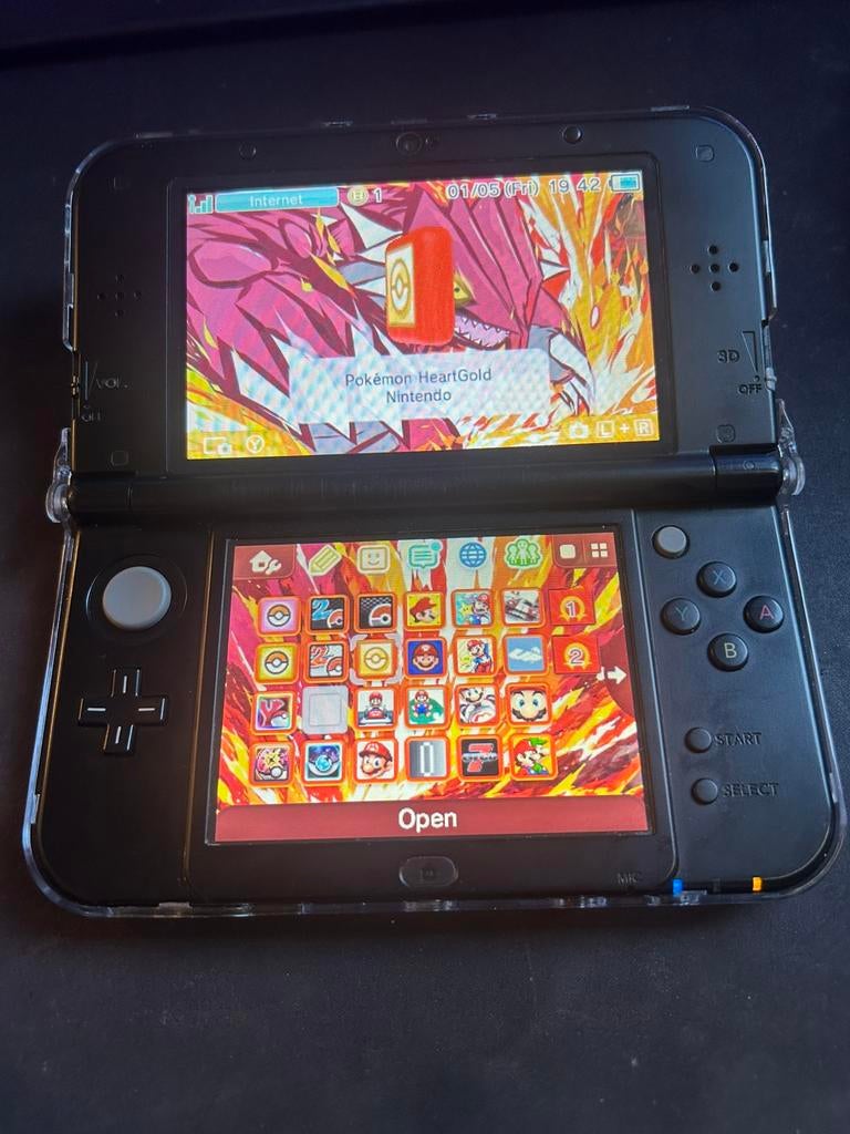 New nintendo 3ds xl solgaleo and lunula Limited edition, Games en Spelcomputers, Games | Nintendo 2DS en 3DS, Ophalen of Verzenden