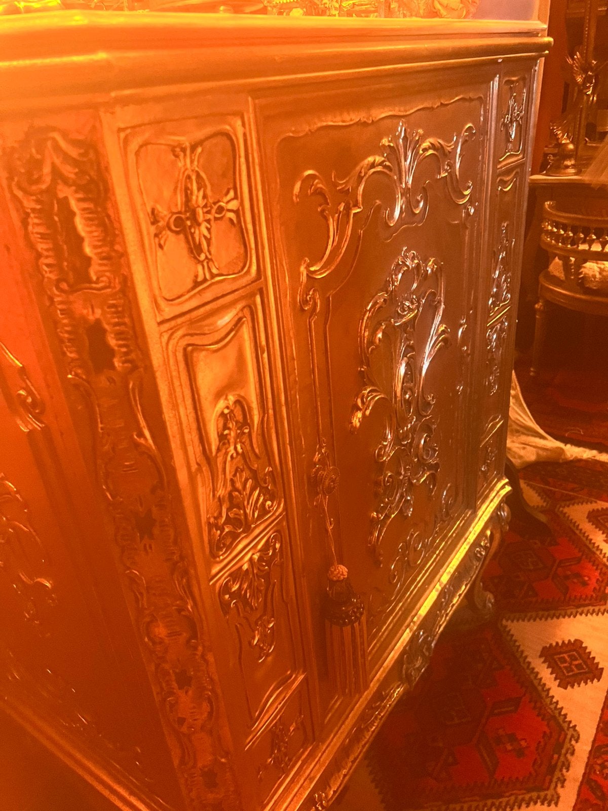 Mooi grote  antieke goud kleur chice kast met marmer erop, Enlèvement