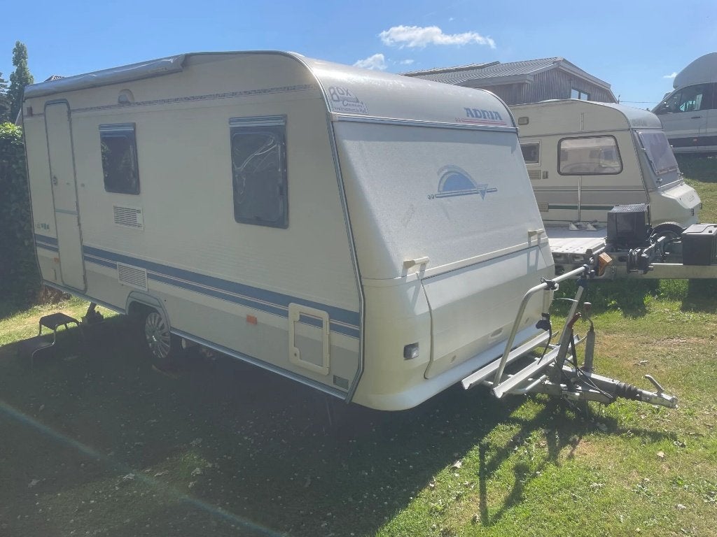 mooie adria caravan, Caravanes & Camping, Caravanes, Particulier, jusqu'à 4, 750 - 1000 kg, Siège de train, Adria, Grand lit, Lit fixe