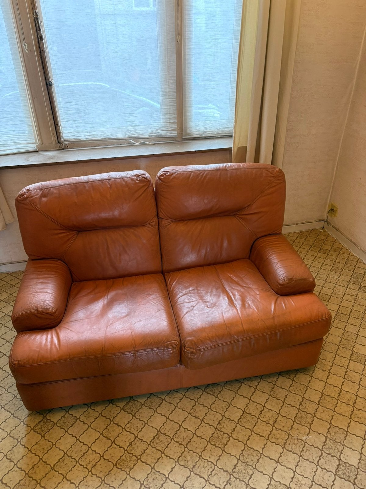 Canapé 2 place en cuire, Maison & Meubles, 75 à 100 cm, Classique et vintage avec une finition couleur cognac, Enlèvement, Utilisé