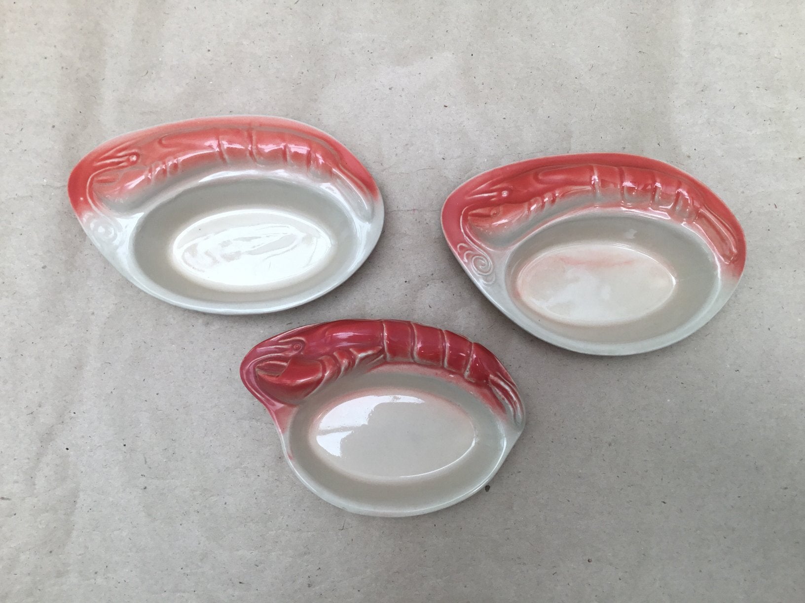 Plat à crevettes vintage en poterie française Charles Amand, Antiquités & Art, Enlèvement ou Envoi