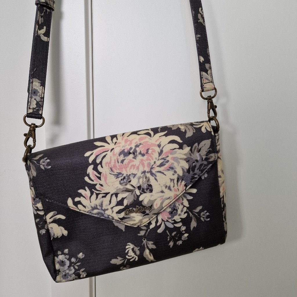 Grijs / roze gebloemde schoudertas Cath Kidston, Handtassen en Accessoires, Ophalen of Verzenden, Nieuw, Grijs
