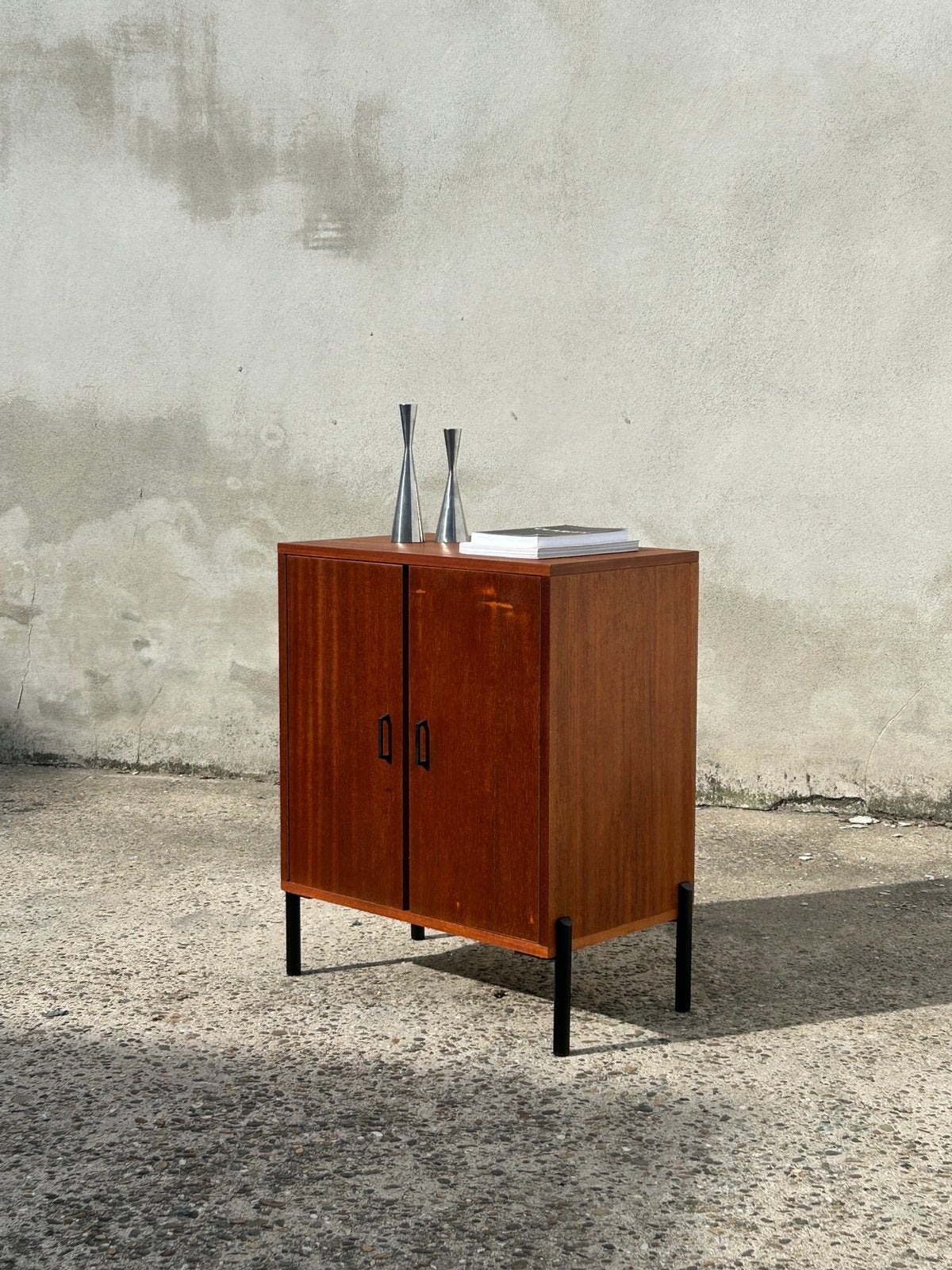 Elegant vintage designkastje in warm hout, Met deur(en), Vintage, Zo goed als nieuw, 25 tot 50 cm