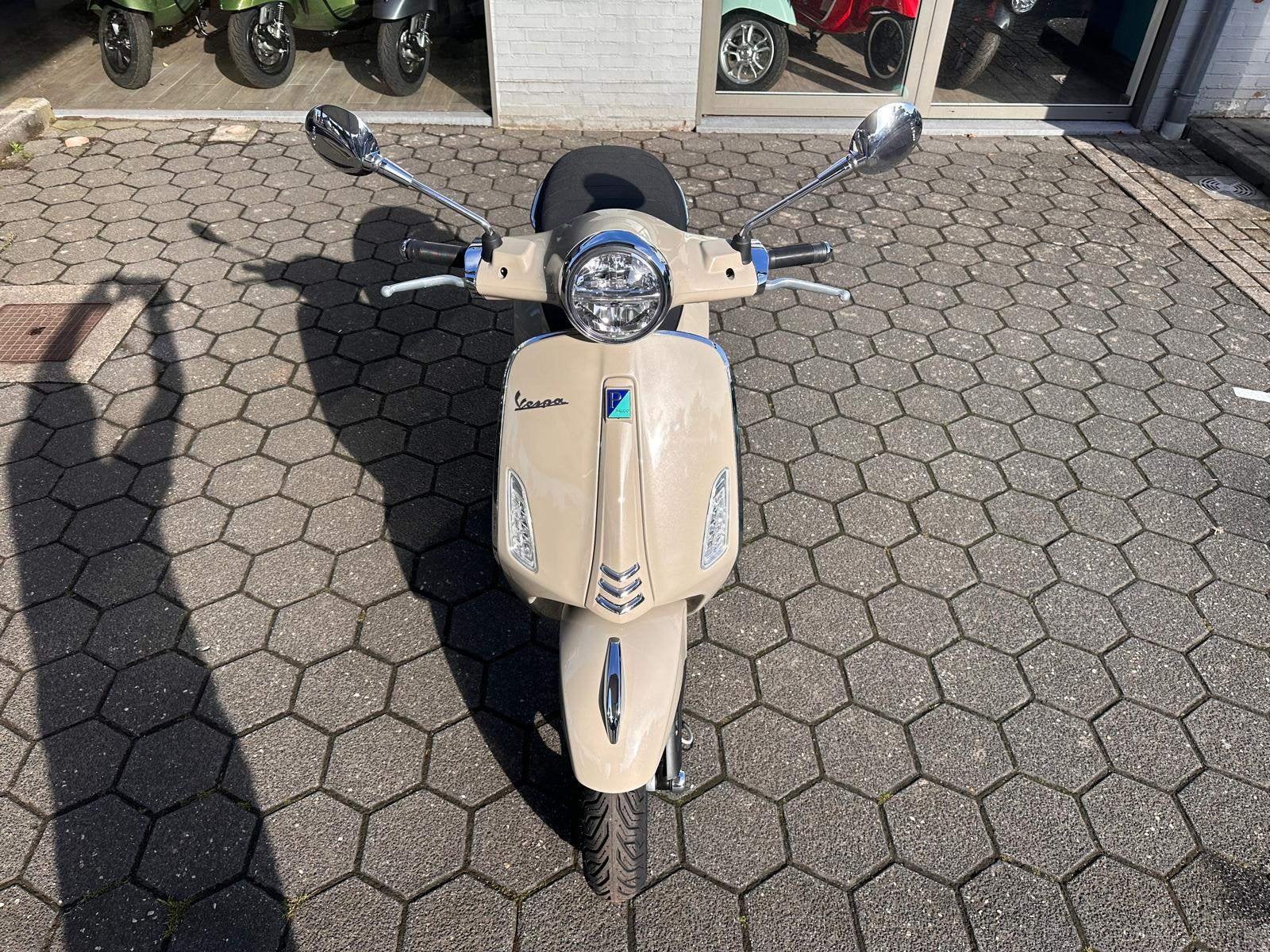 Vespa Primavera 125cc 80th Beige Avvolgente (nr.48), Vélos & Vélomoteurs, Neuf, Essence, 125 cm³, Autres modèles