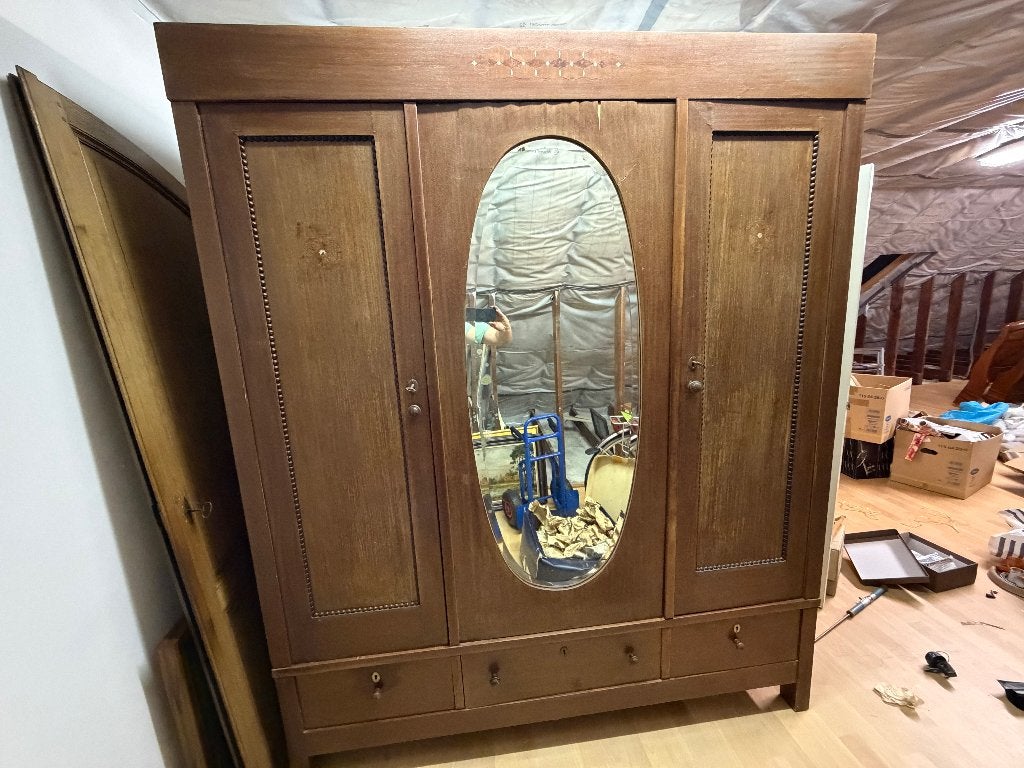 Oude stevige kast, Ophalen