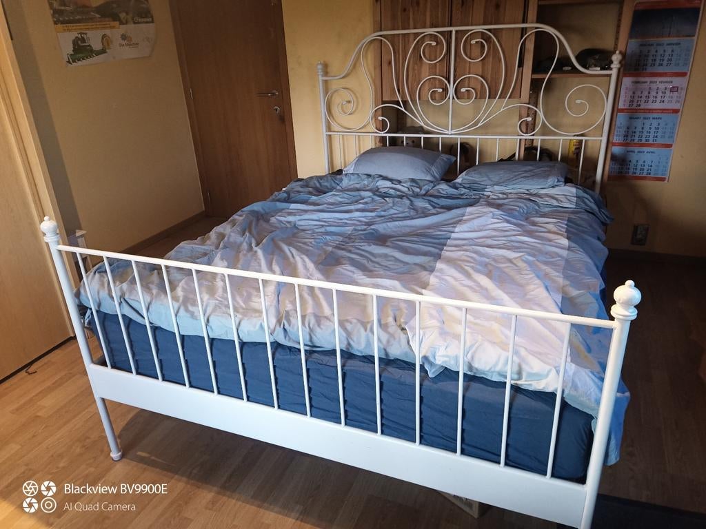 Lit Ikea Leirvik 160x200 avec 2 tables de chevet et sommier, Enlèvement, Utilisé, Blanc, Deux personnes