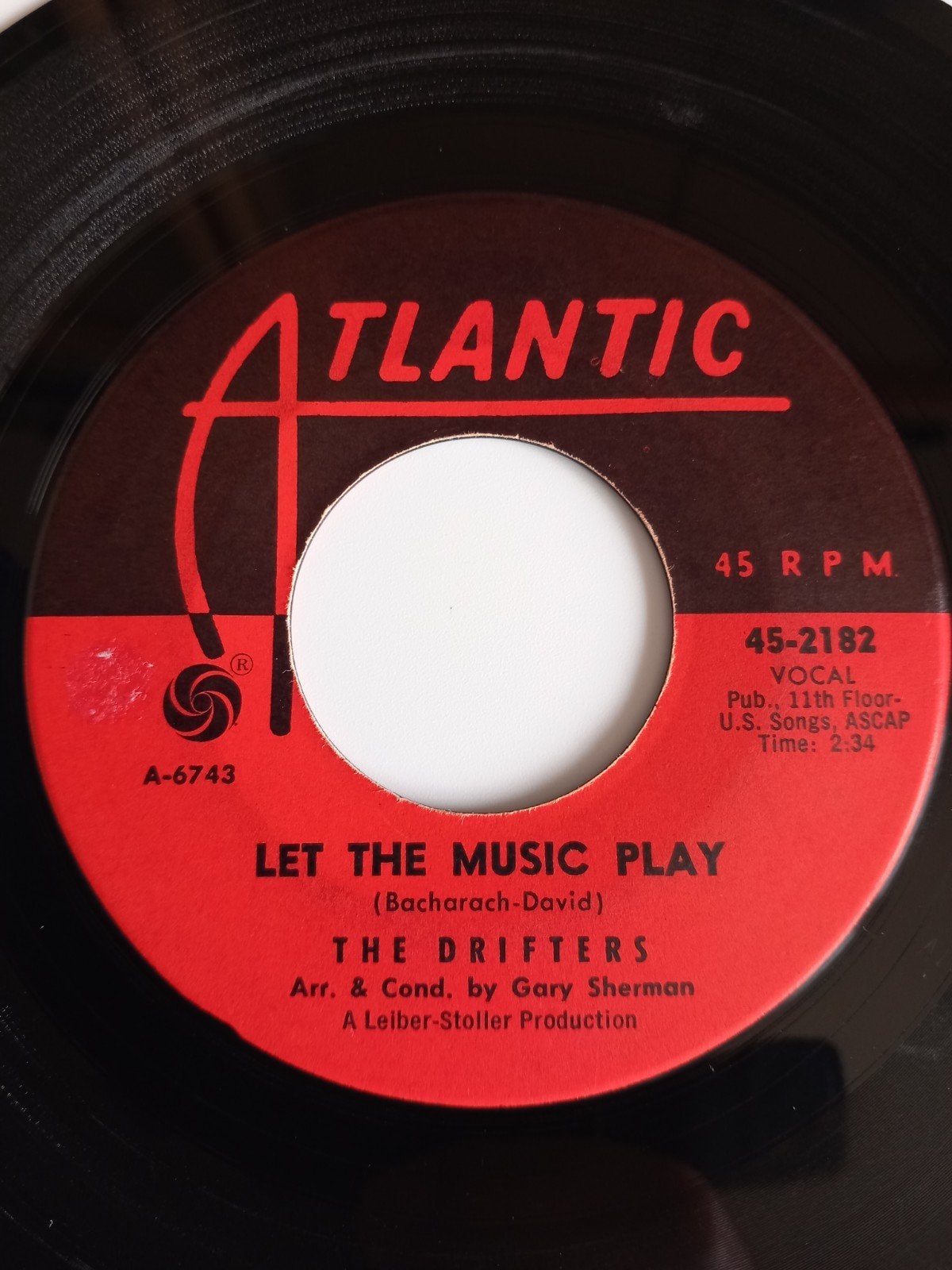 THE DRIFTERS. LET THE MUSIC PLAY. POPCORN 45T