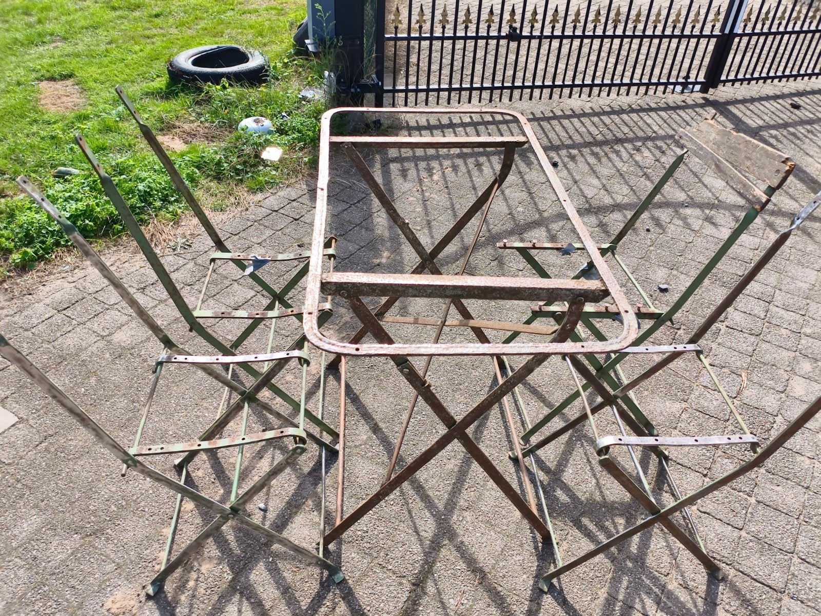 oude metalen klapcafetafeltje met 4 stoeltjes met werk a, Doe-het-zelf en Bouw, Ophalen, Gebruikt, Overige typen