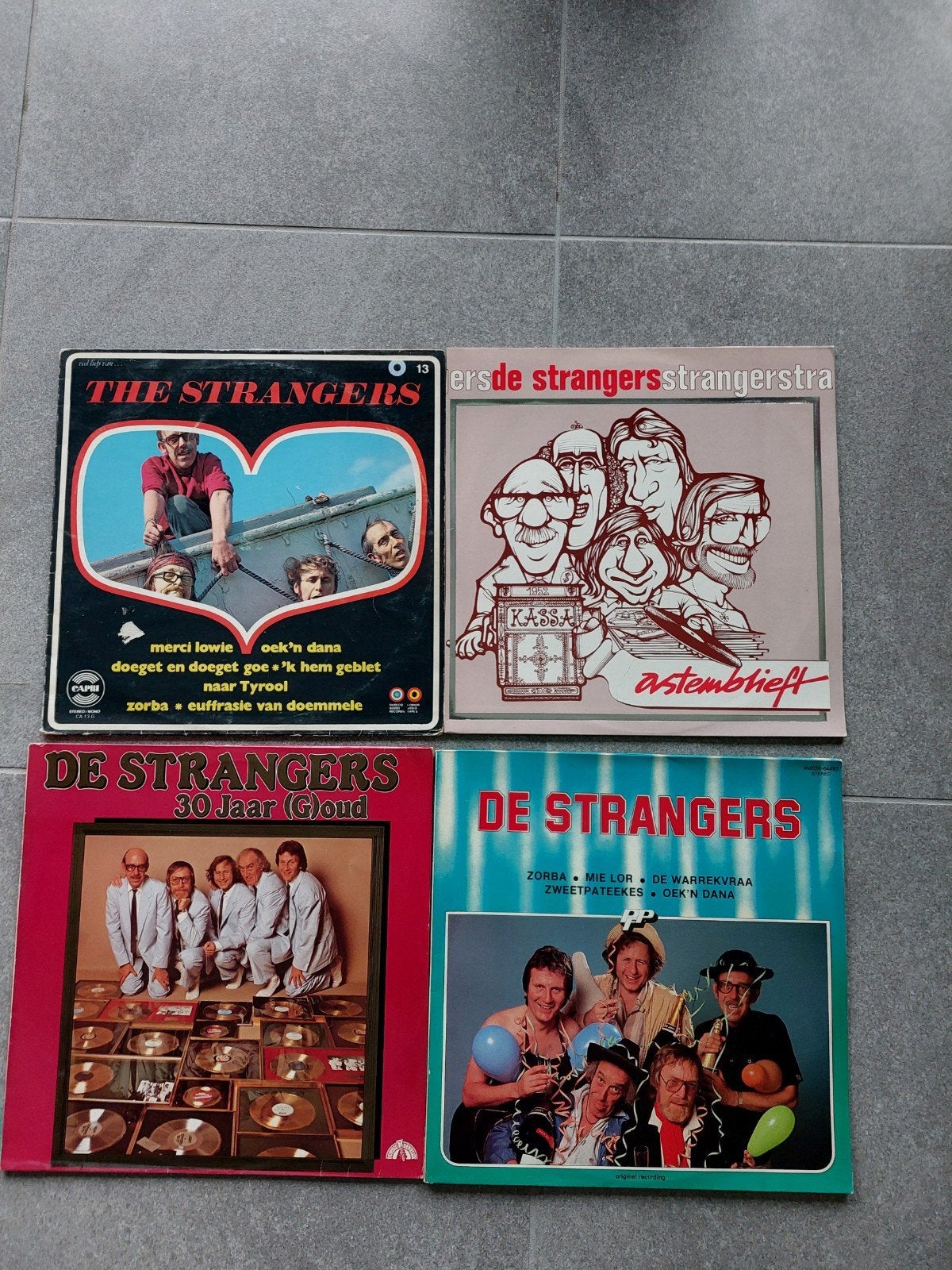 4 langspeelplaten Strangers, Ophalen
