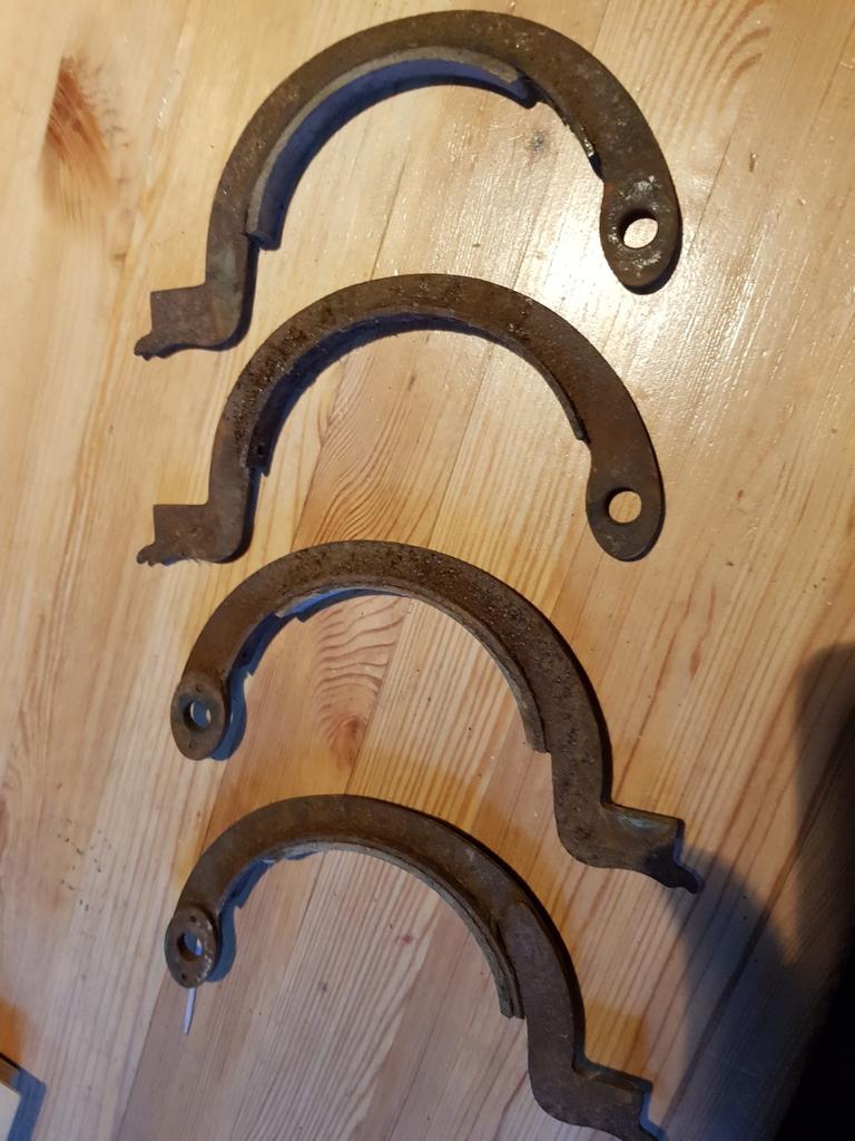 Mâchoires de frein de moto anciennes., Enlèvement