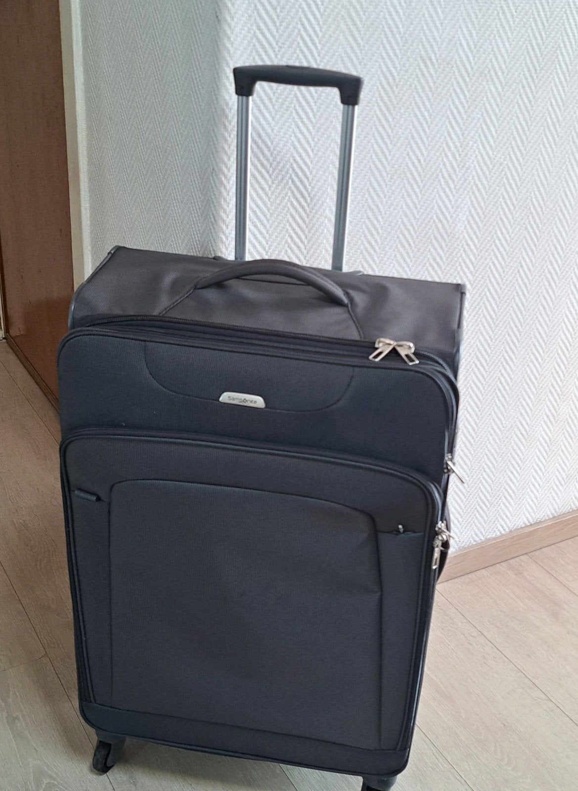 samsonite modèle spinner spark très légère état neuf 79/48cm, Bijoux, Sacs & Beauté, Enlèvement, Comme neuf