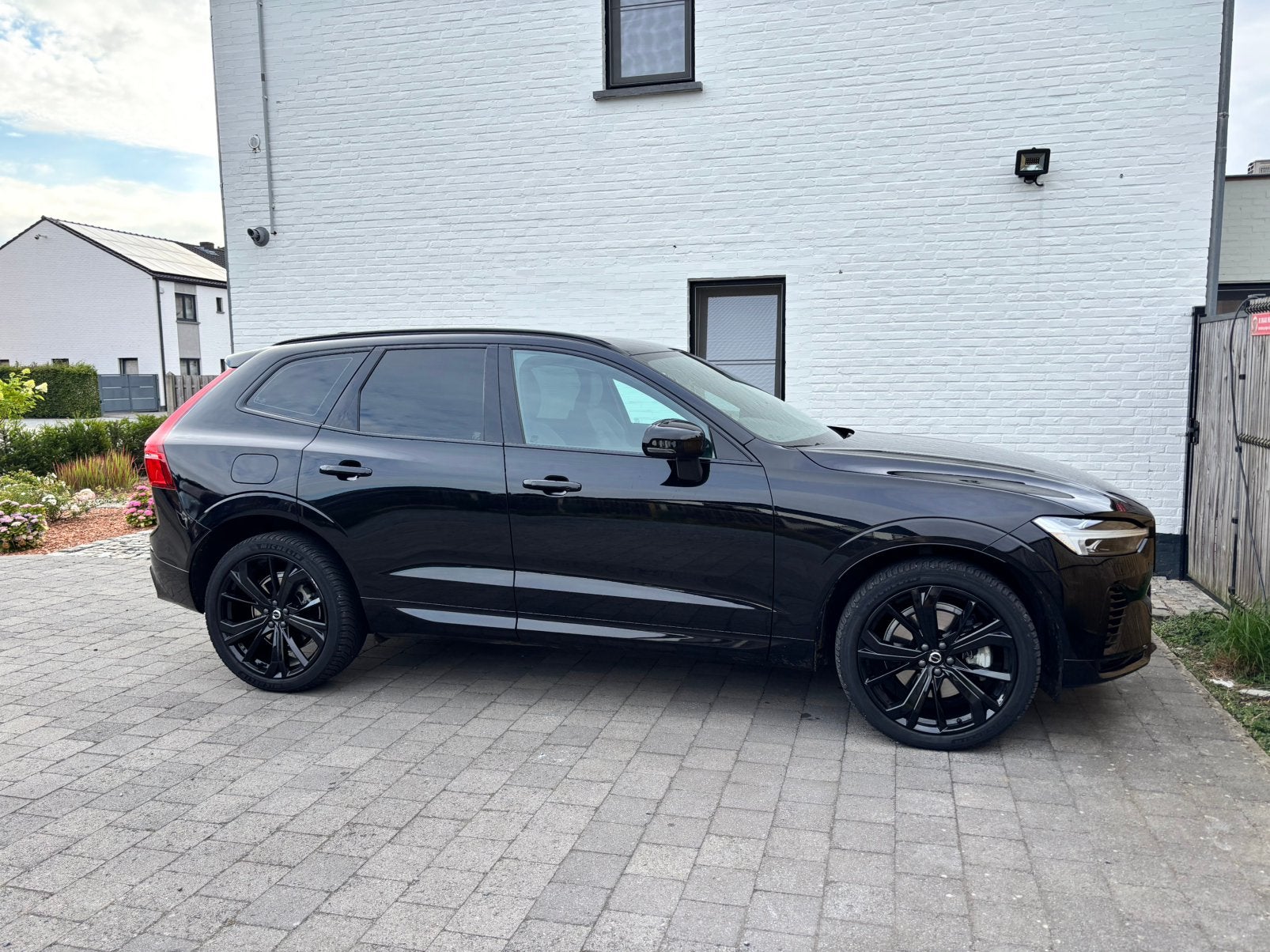 Volvo XC60 plus black edition T6 modeljaar 2025, Autos, Cuir, Achat, 257 kW, Entretenue par le concessionnaire