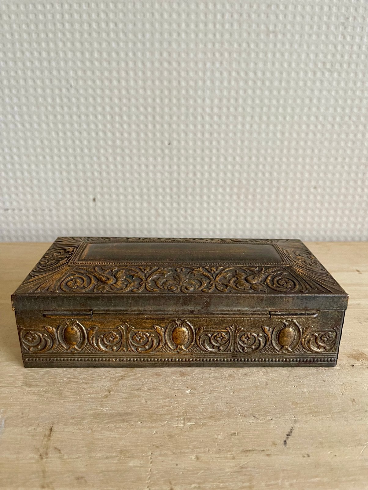 Boîte ancienne en métal avec relief décoratif, Enlèvement ou Envoi