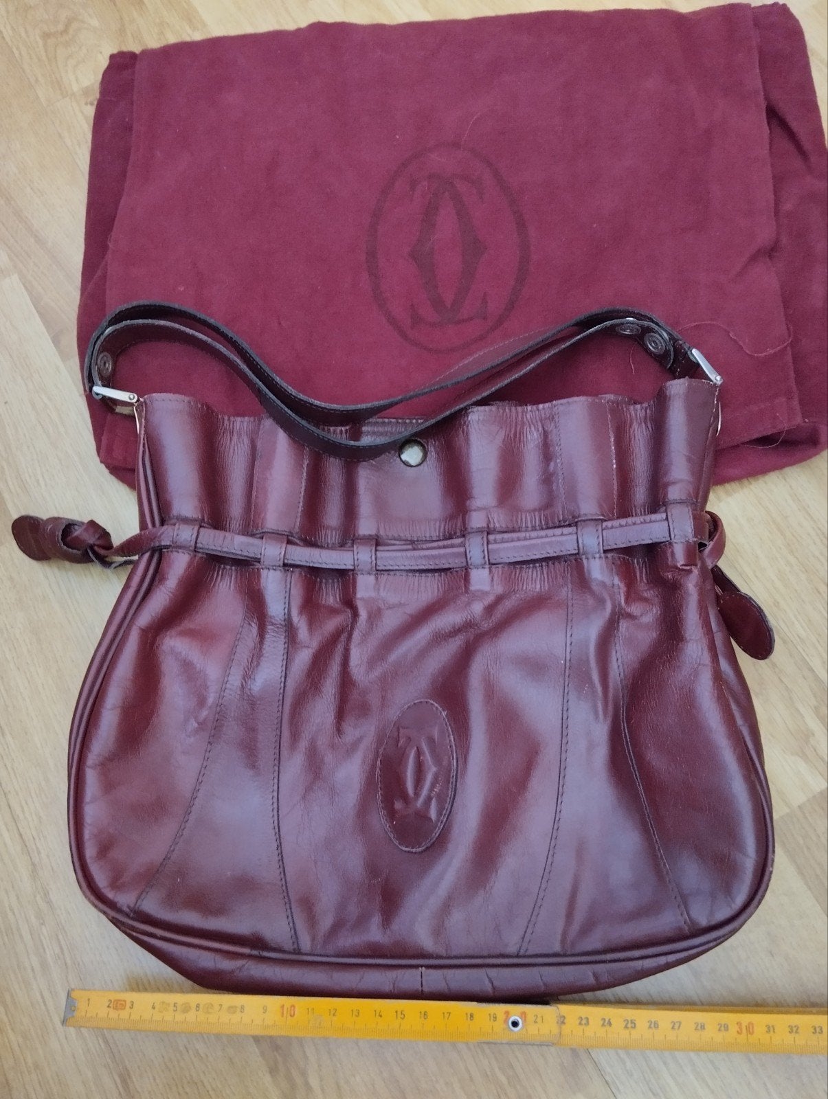 Le sac à main Geanta Vintage Must de Cartier joue aux icône, Envoi