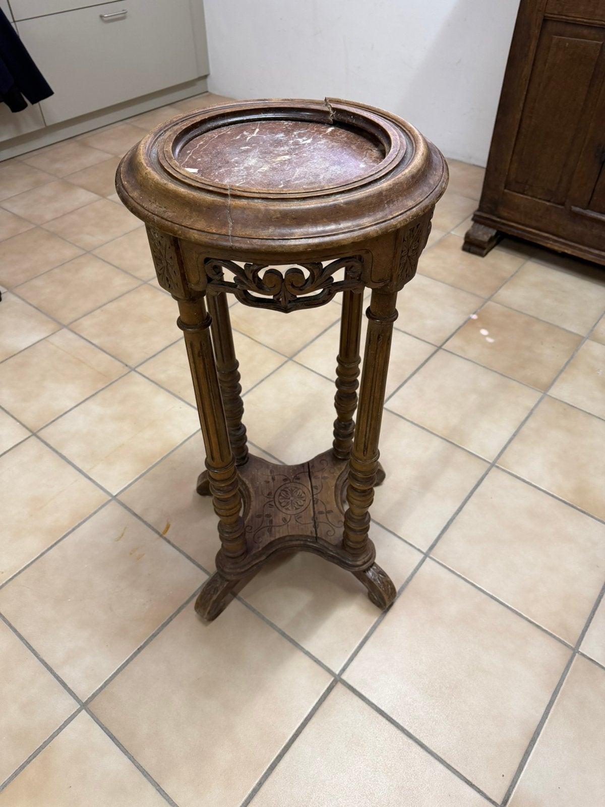 Support supérieur en marbre antique, Enlèvement