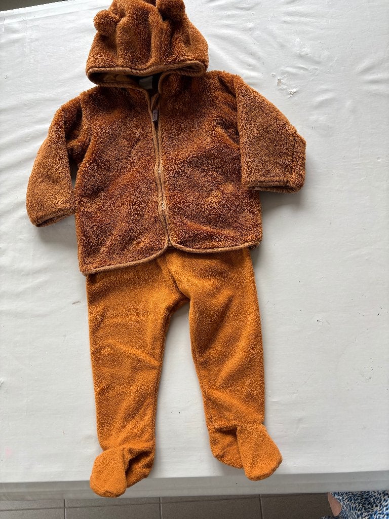 Broek en vestje met kap en rits. Kleur geel-bruin. Mt 74., Jongetje of Meisje, H&M, Ophalen of Verzenden, Zo goed als nieuw