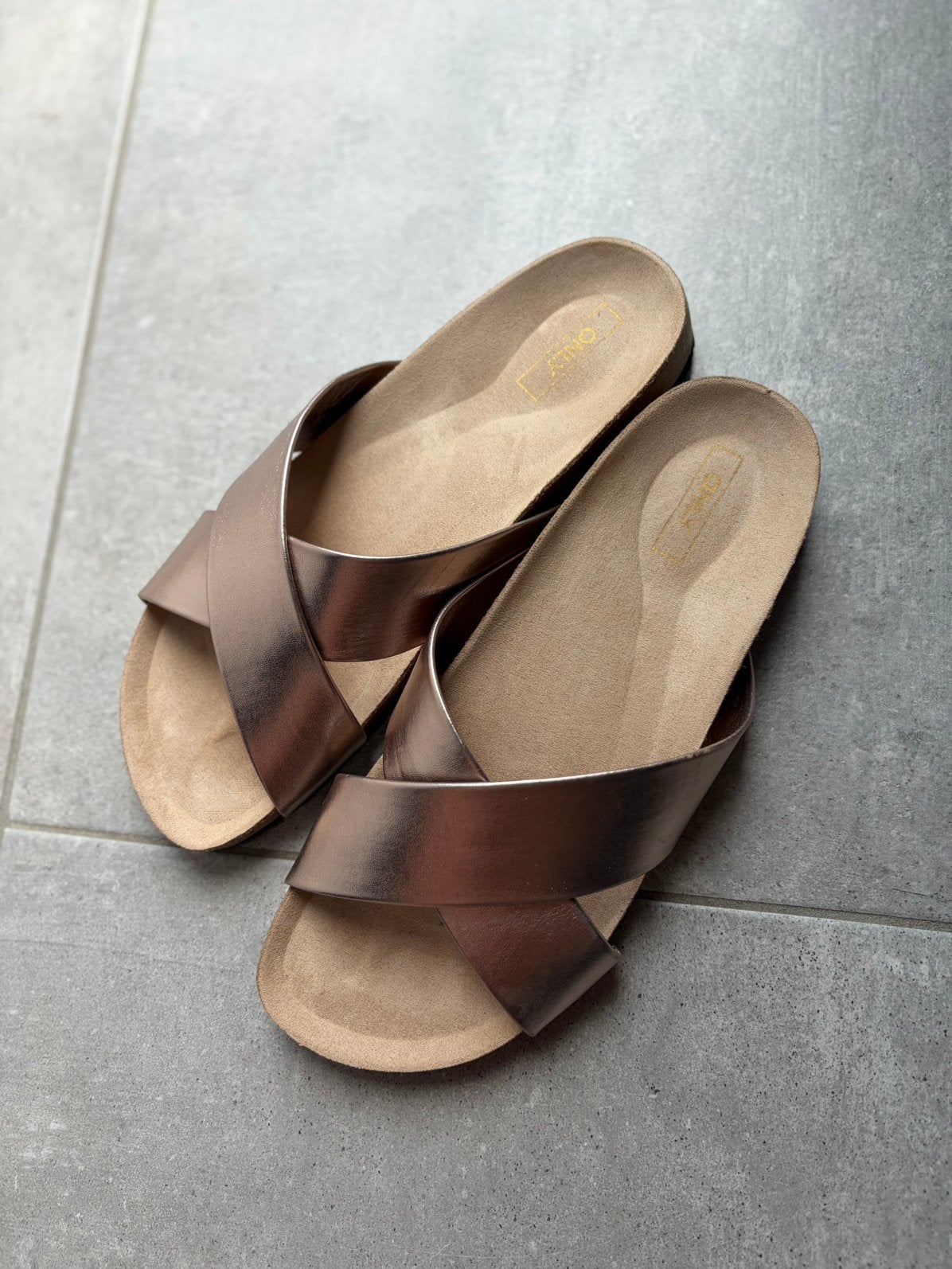 Nieuw: Only muiltjes maat 41 metallic bronze / grey, Neuf, Autres couleurs, Enlèvement, Sandales et Mûles