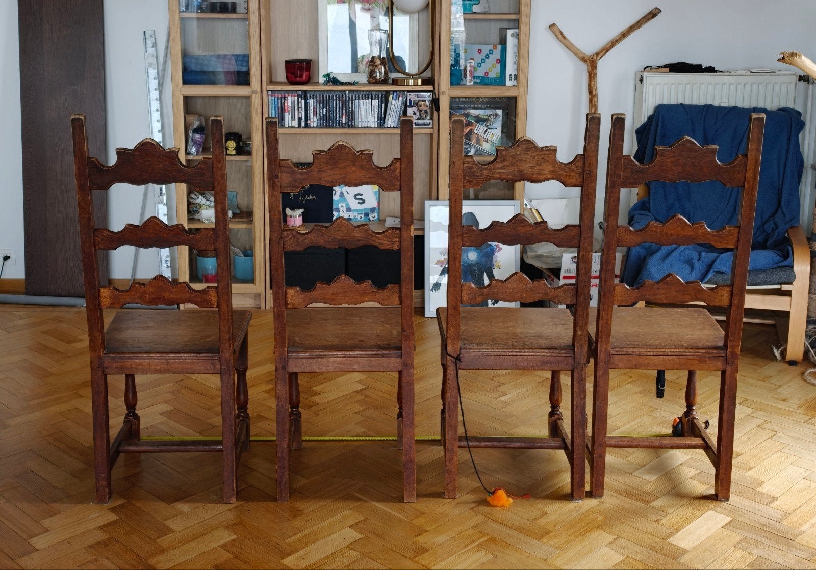 4 chaises rustiques en bois massif sculpté
