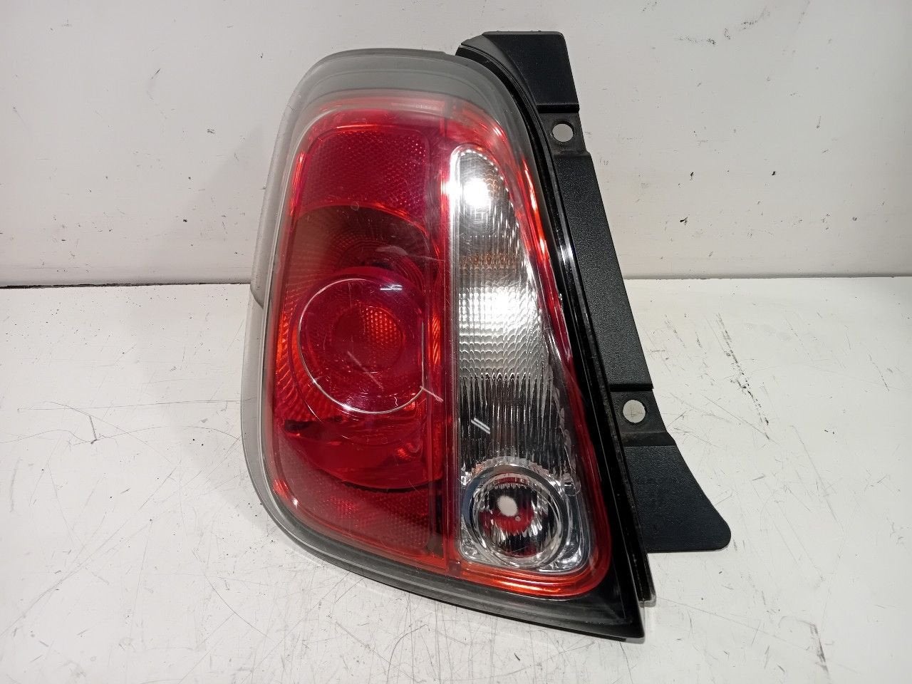 Achterlicht links buiten Fiat 500, Onderdelen@venauto.nl, Van der Ven Autorecycling B.V., Gebruikt, Ettenseweg 76, 4706 PB Roosendaal, The Netherlands
