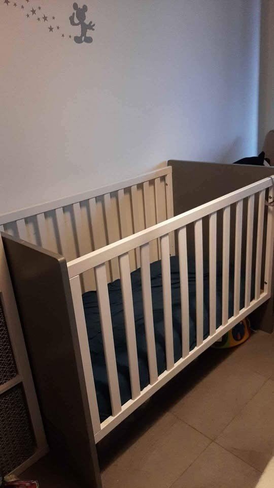 Babybed / ledikant wit en grijs, Moins de 70 cm, Sommier à lattes, Enlèvement, Utilisé