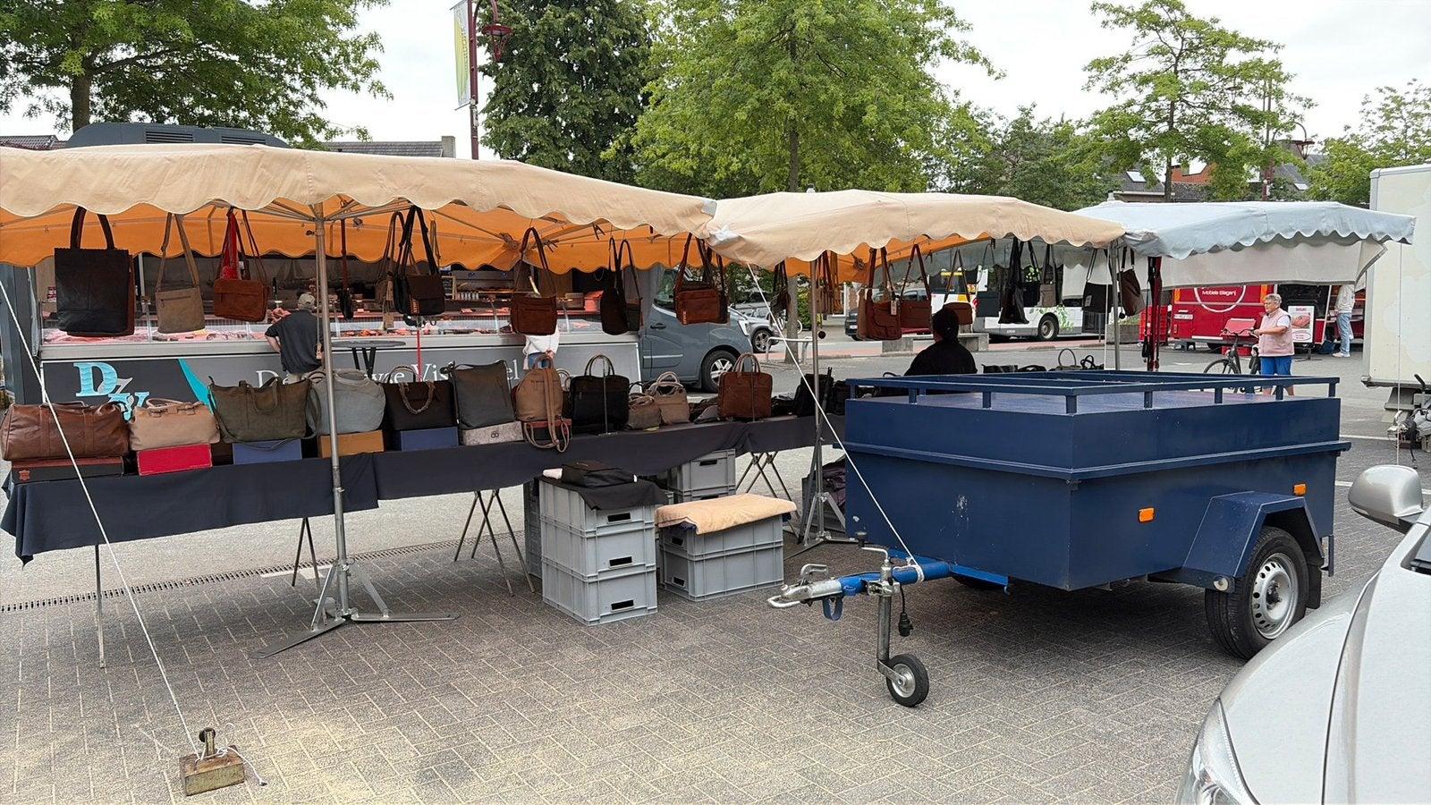 3 marktparaplus met voet + gewichten