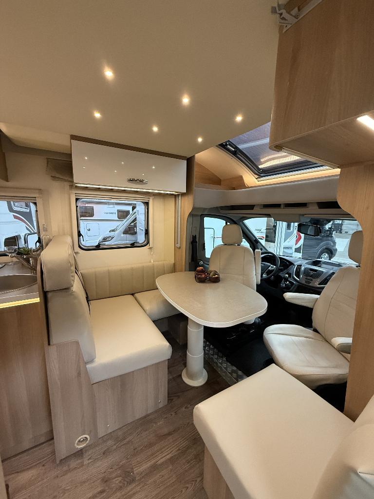 RollerTeam | Twinbedden + Hefbed | Ruime garage, Caravans en Kamperen, Overige merken, Ford, 7 tot 8 meter, Bedrijf